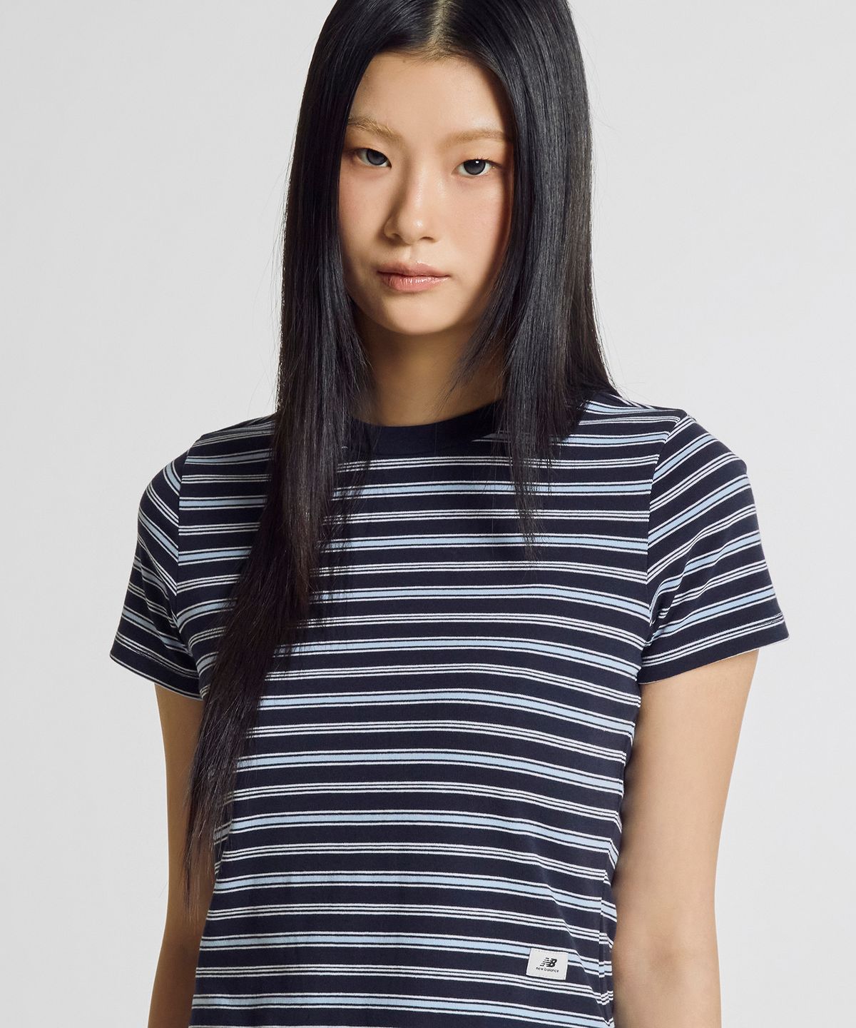 뉴발란스(NEW BALANCE) NBNEG2W442 / WOMEN 에센셜 핏티드 스트라이프 반팔티  (NAVY)