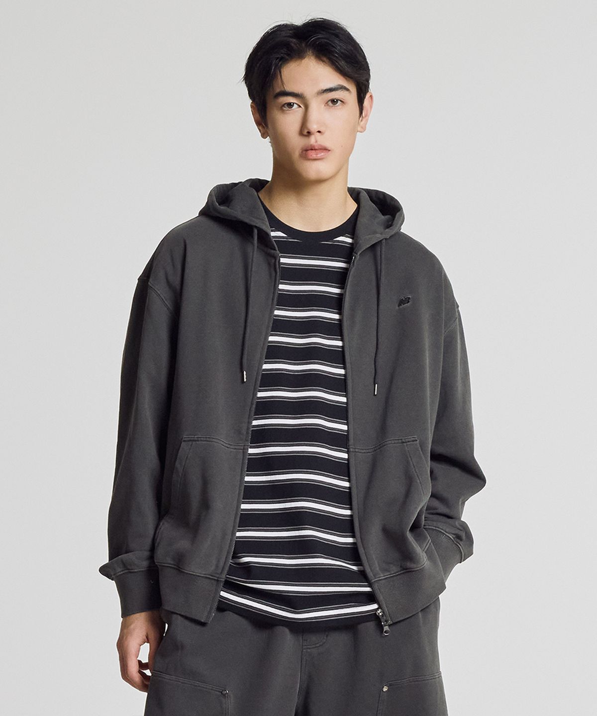 뉴발란스(NEW BALANCE) NBMDG21413 / UNI 에센셜 썸머 경량 다잉 후드집업 (CHARCOAL)