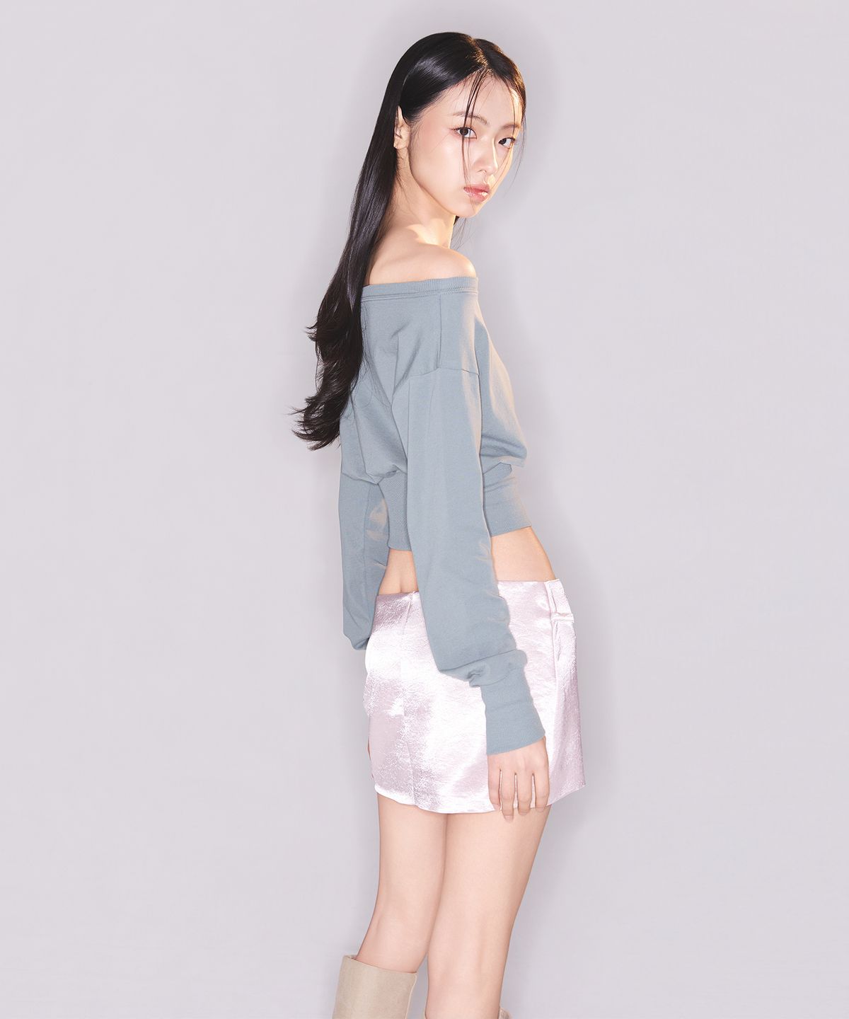 에이알유(A.R.U) OFF-SHOULDER CROP TOP