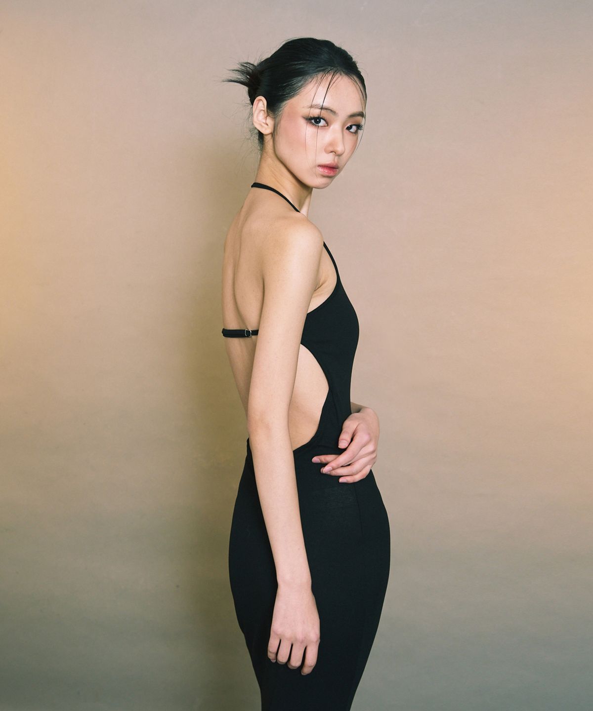 에이알유(A.R.U) BACKLINE MAXI DRESS