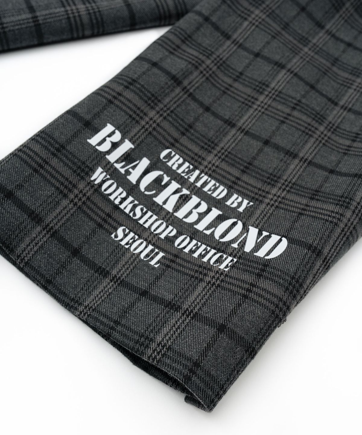 블랙블론드(BLACKBLOND) 비비디 체크 오버핏 그래피티 로고 피어싱 블레이저 (차콜)