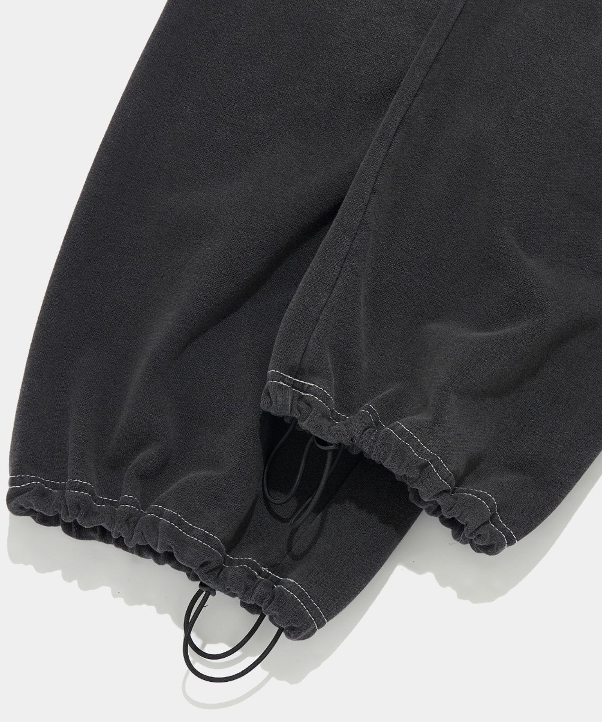 컬럼비아 유니버시티(COLUMBIA UNIVERSITY) CAT WASHED LOOSE-FIT DENIM TERRY SWEATPANTS_BLACK JEAN