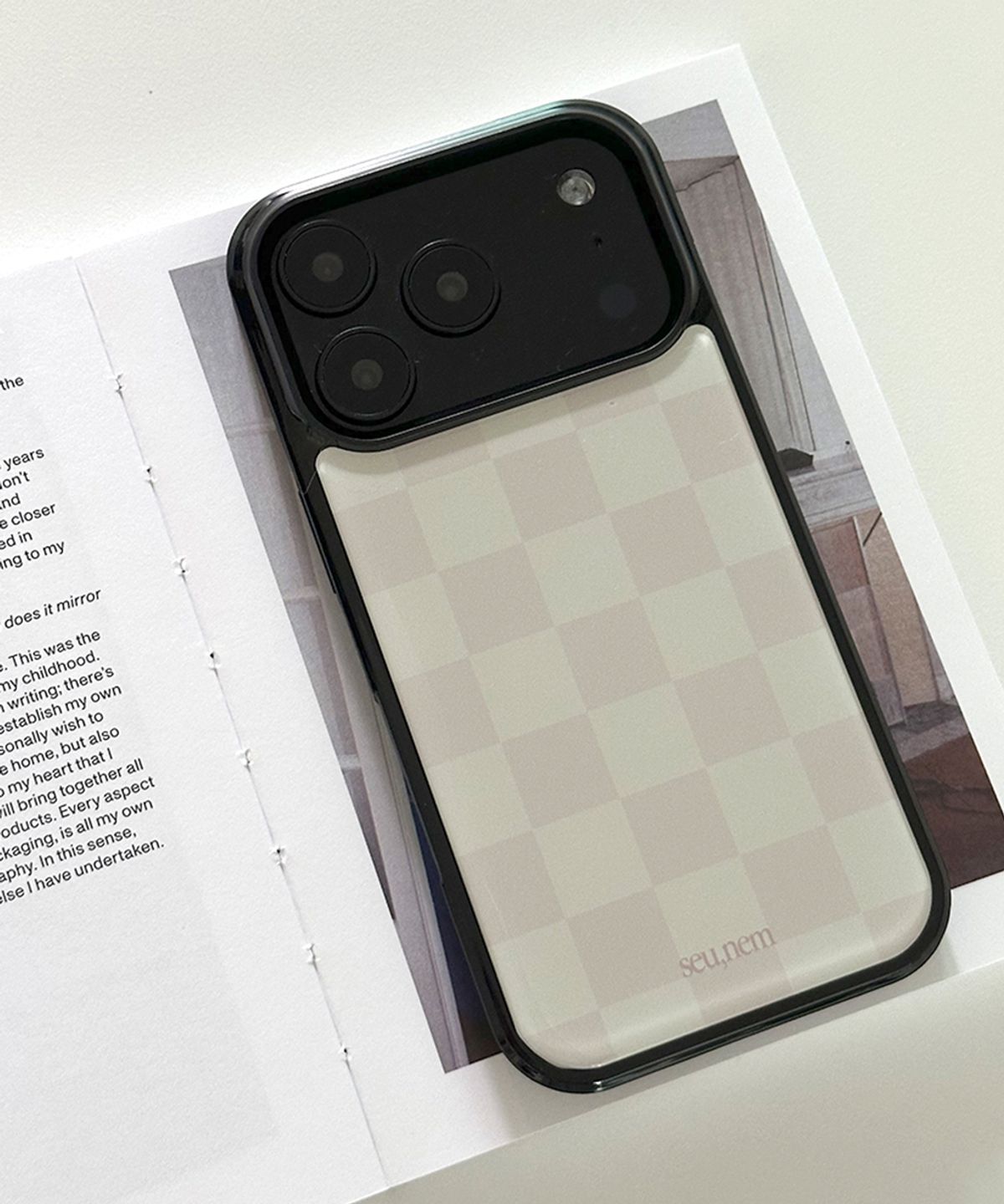 세컨드유니크네임(SECOND UNIQUE NAME) SUN CASE GRAPHIC CHECKER BOARD BEIGI