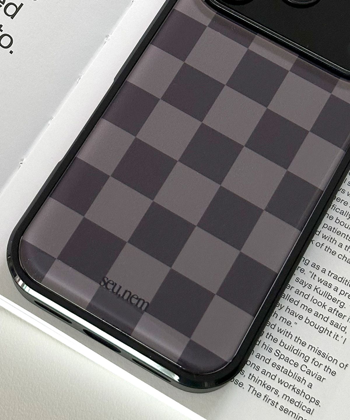 세컨드유니크네임(SECOND UNIQUE NAME) SUN CASE GRAPHIC CHECKER BOARD DEEP GRAY