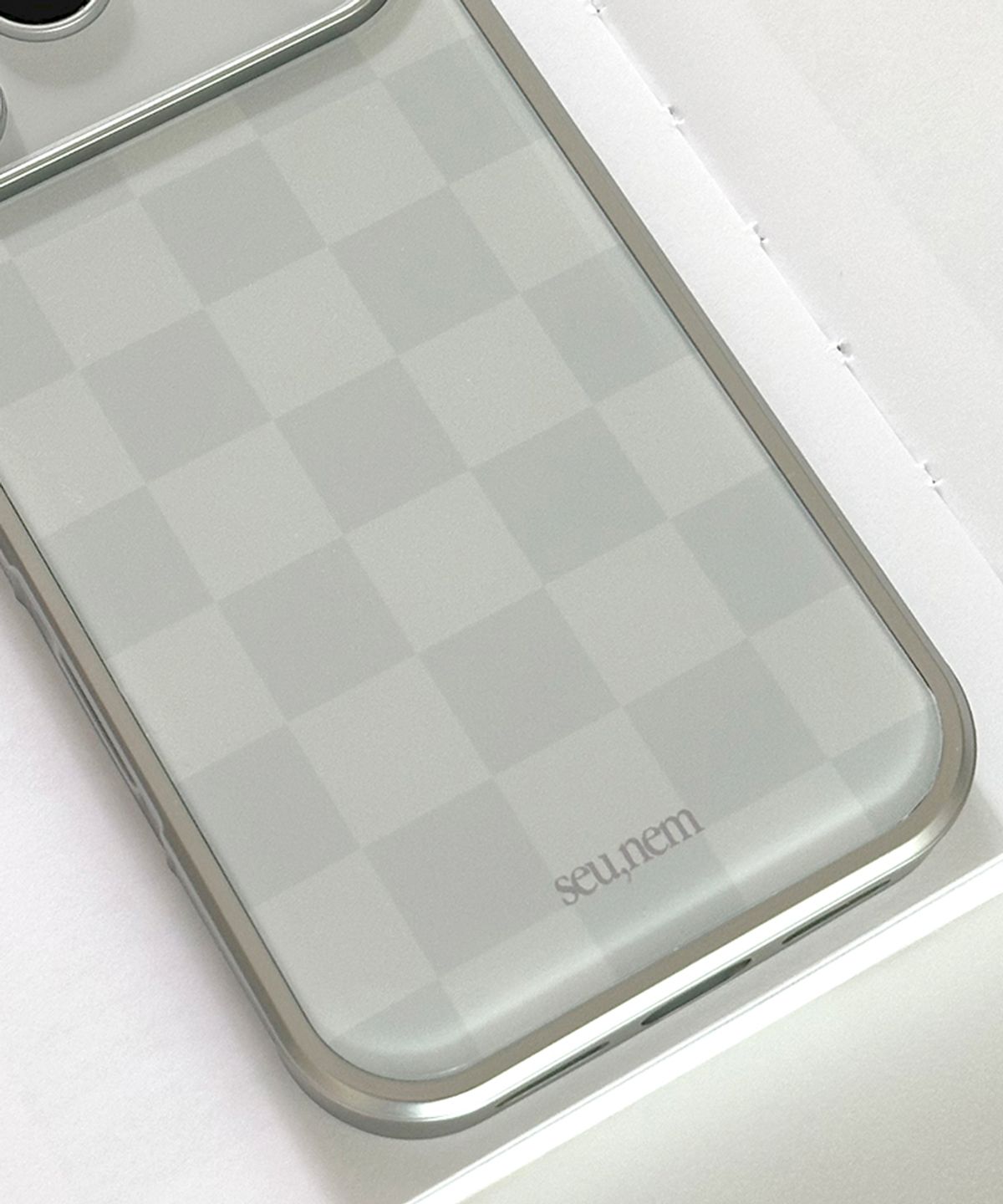 세컨드유니크네임(SECOND UNIQUE NAME) SUN CASE GRAPHIC CHECKER BOARD LIGHT GRAY