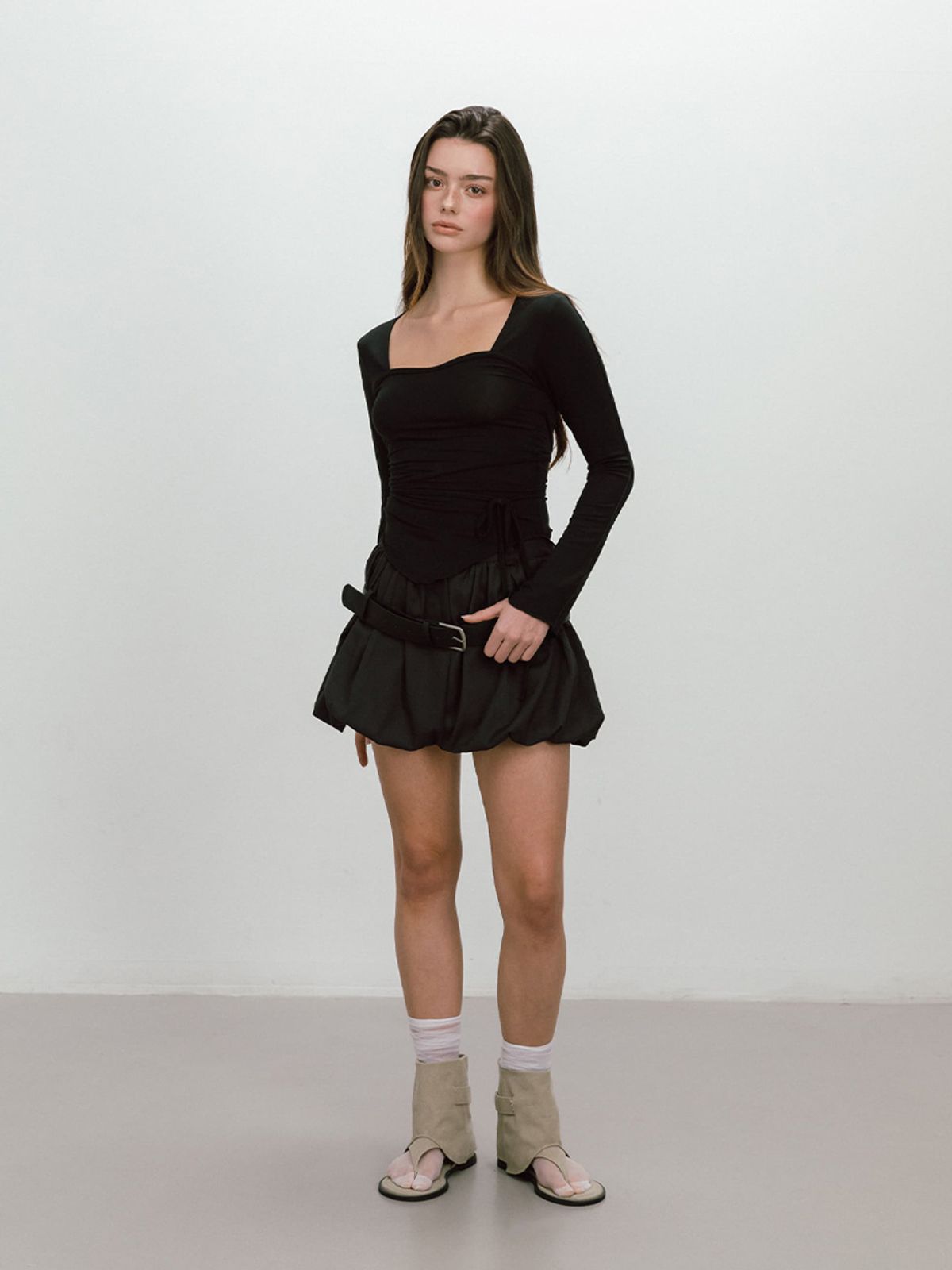모이페어(MOIFAIRE) NEUTRAL STRAP T-SHIRT / BLACK