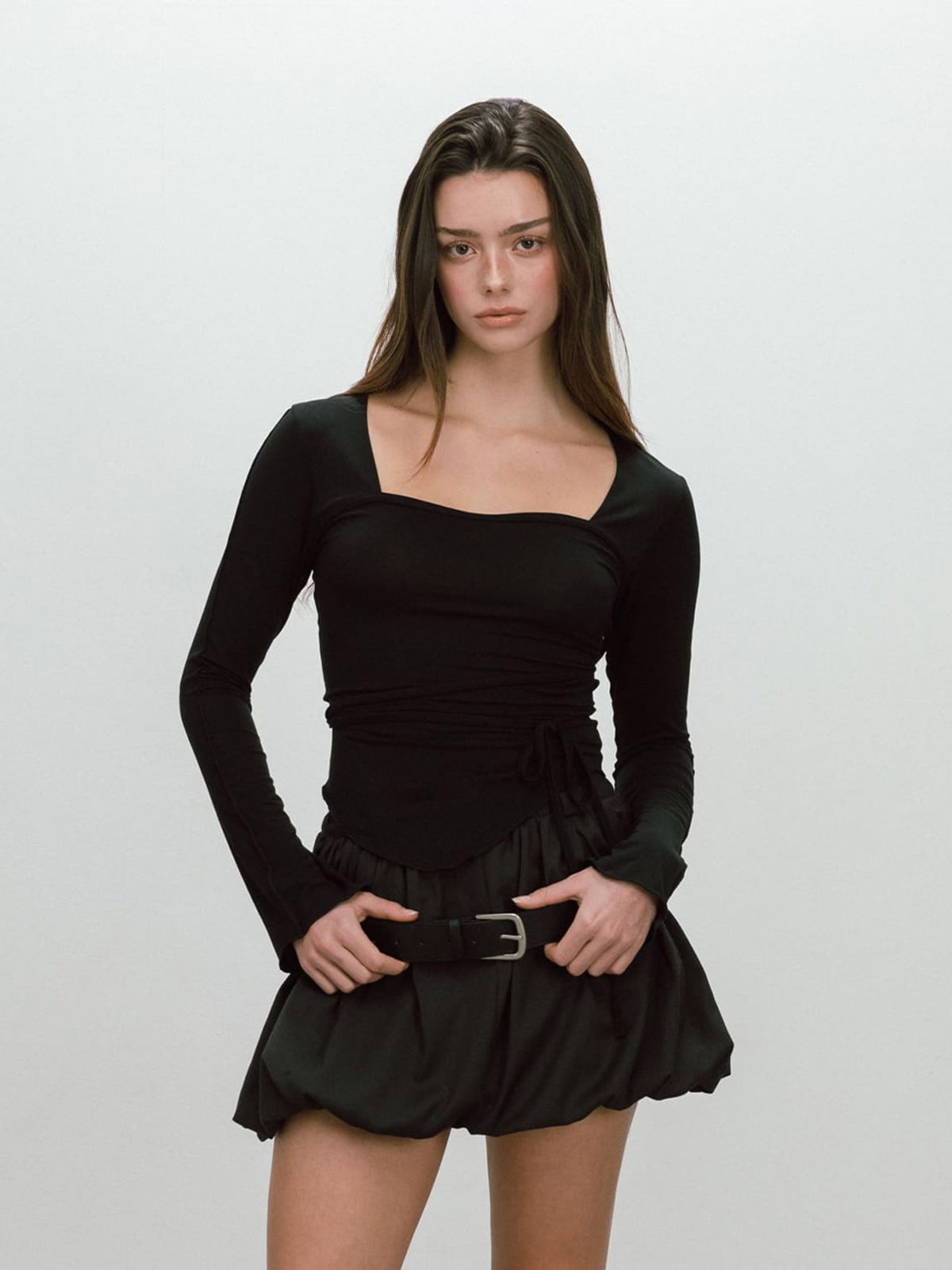 모이페어(MOIFAIRE) NEUTRAL STRAP T-SHIRT / BLACK