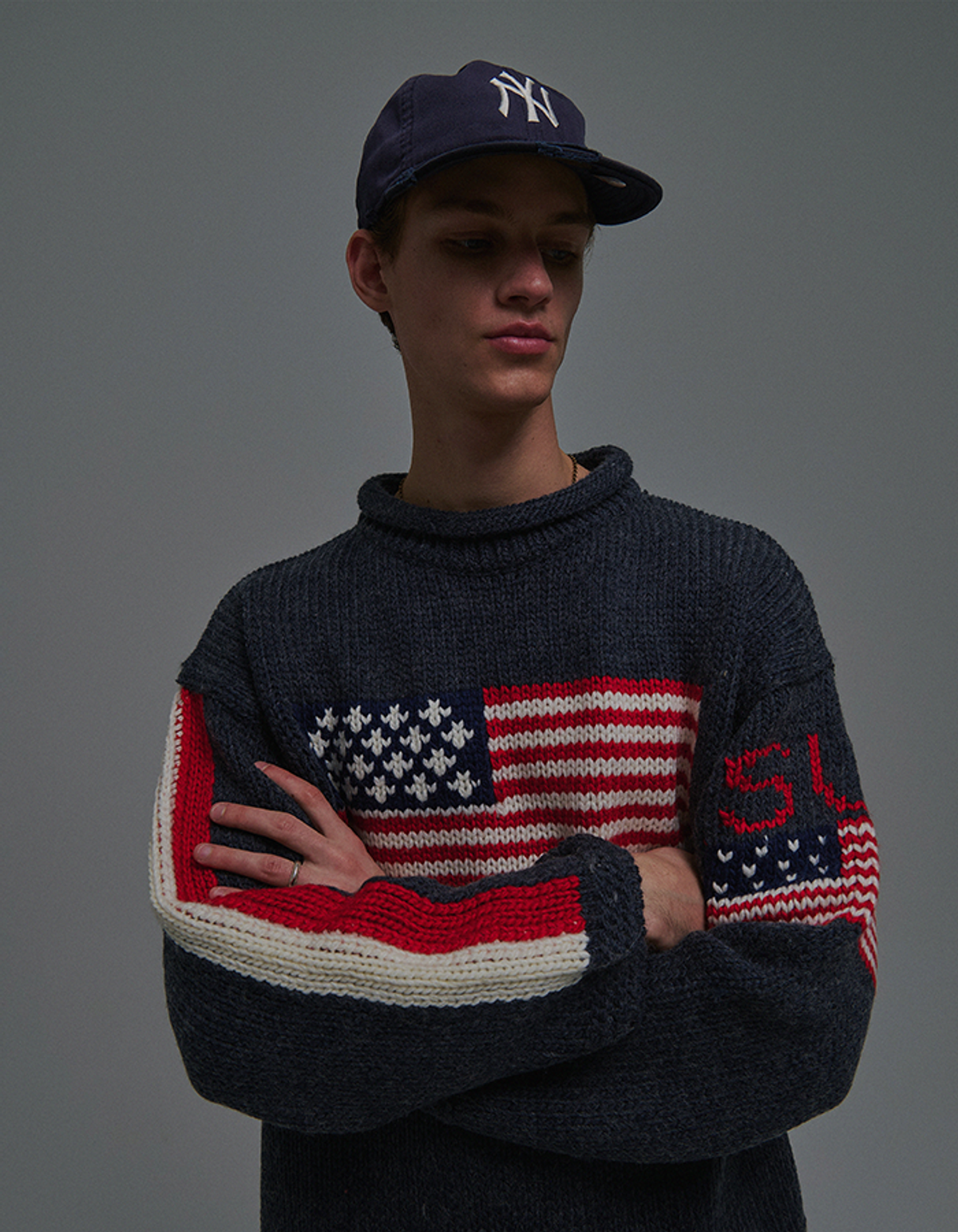 선데이후르츠마켓(SUNDAY FRUIT MARKET) SUNDAY FLAG KNIT SWEATER NAVY