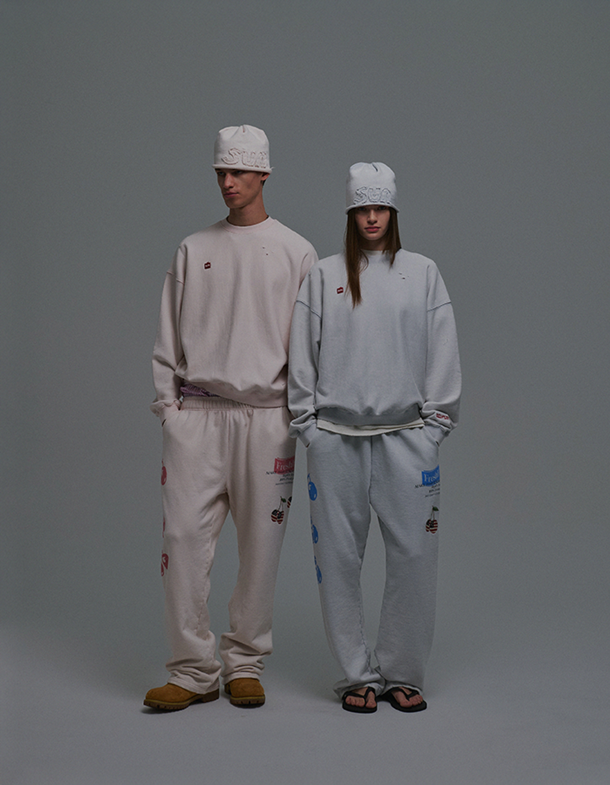 선데이후르츠마켓(SUNDAY FRUIT MARKET) SQUARE APPLE SWEAT CREW SKYBLUE