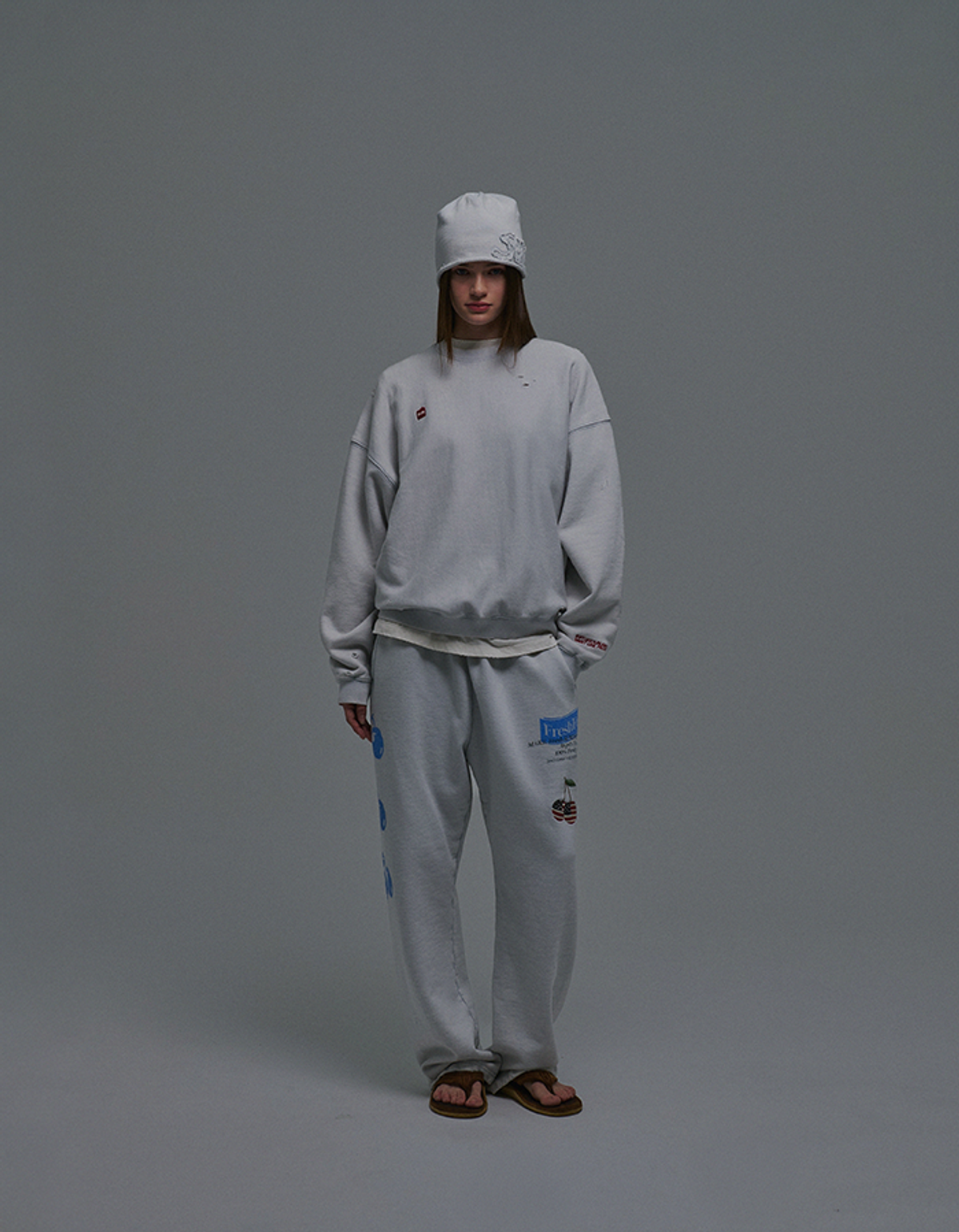 선데이후르츠마켓(SUNDAY FRUIT MARKET) SQUARE APPLE SWEAT CREW SKYBLUE