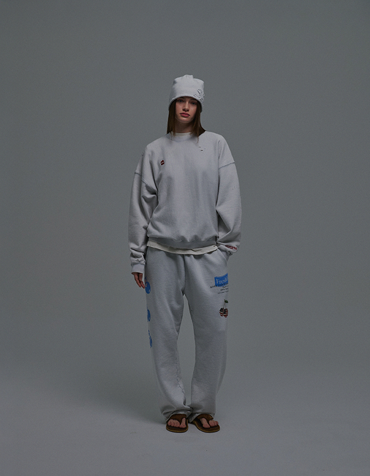 선데이후르츠마켓(SUNDAY FRUIT MARKET) SQUARE APPLE SWEAT CREW SKYBLUE
