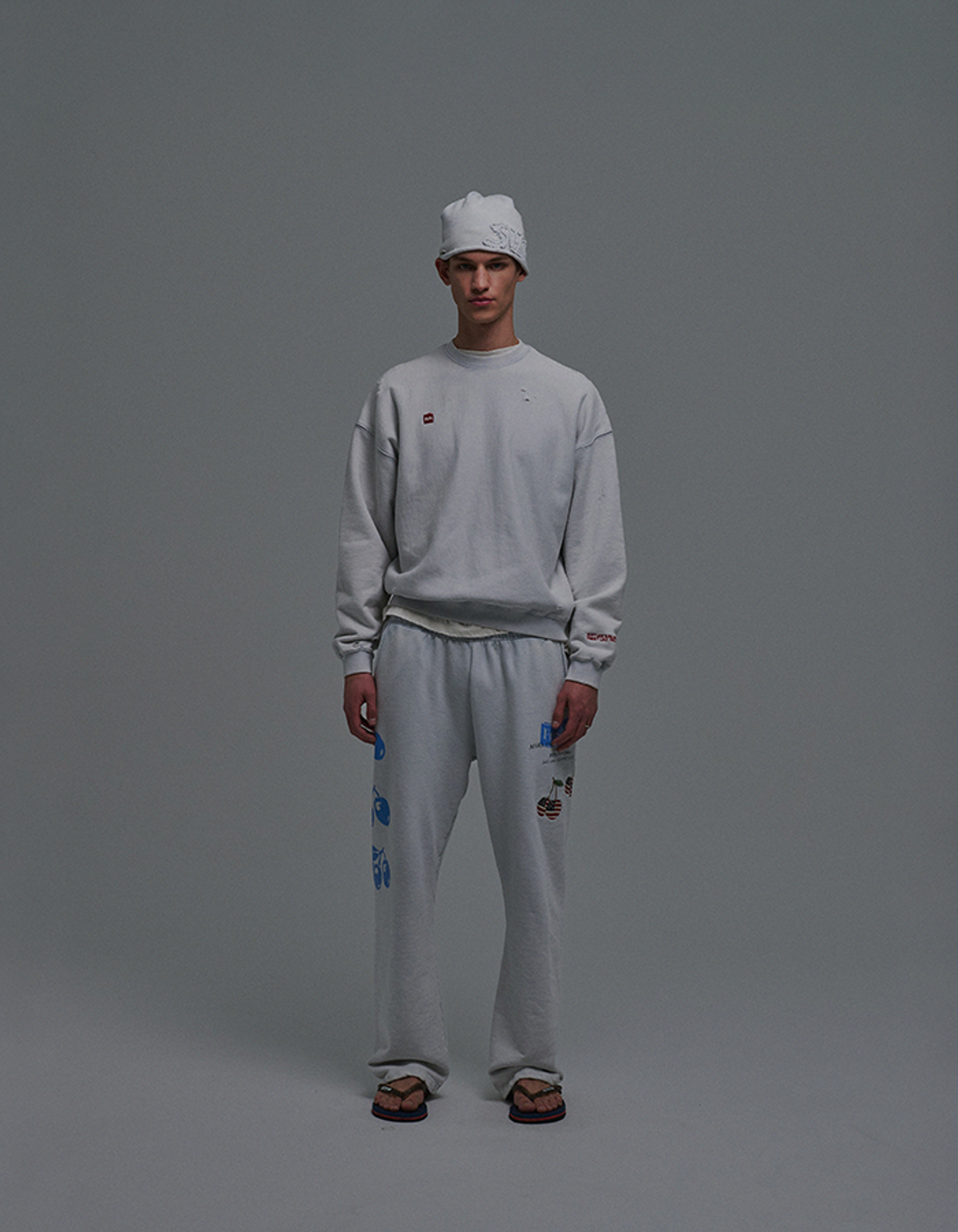 선데이후르츠마켓(SUNDAY FRUIT MARKET) SQUARE APPLE SWEAT CREW SKYBLUE