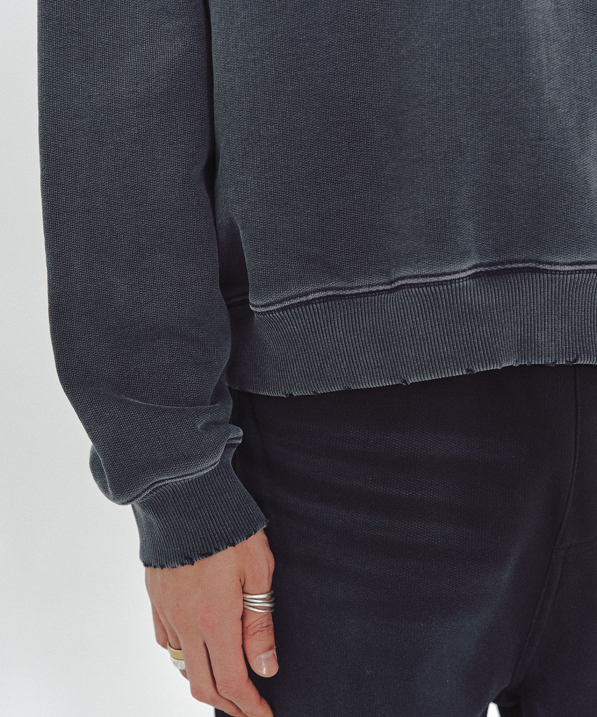 엠엠아이씨(MMIC) CRUISER SWEATSHIRT (CHARCOAL)