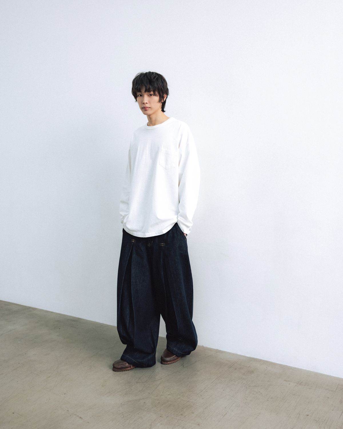 앵글런(ANGLAN) Long Tuck Wing Balloon Denim Pants - Indigo