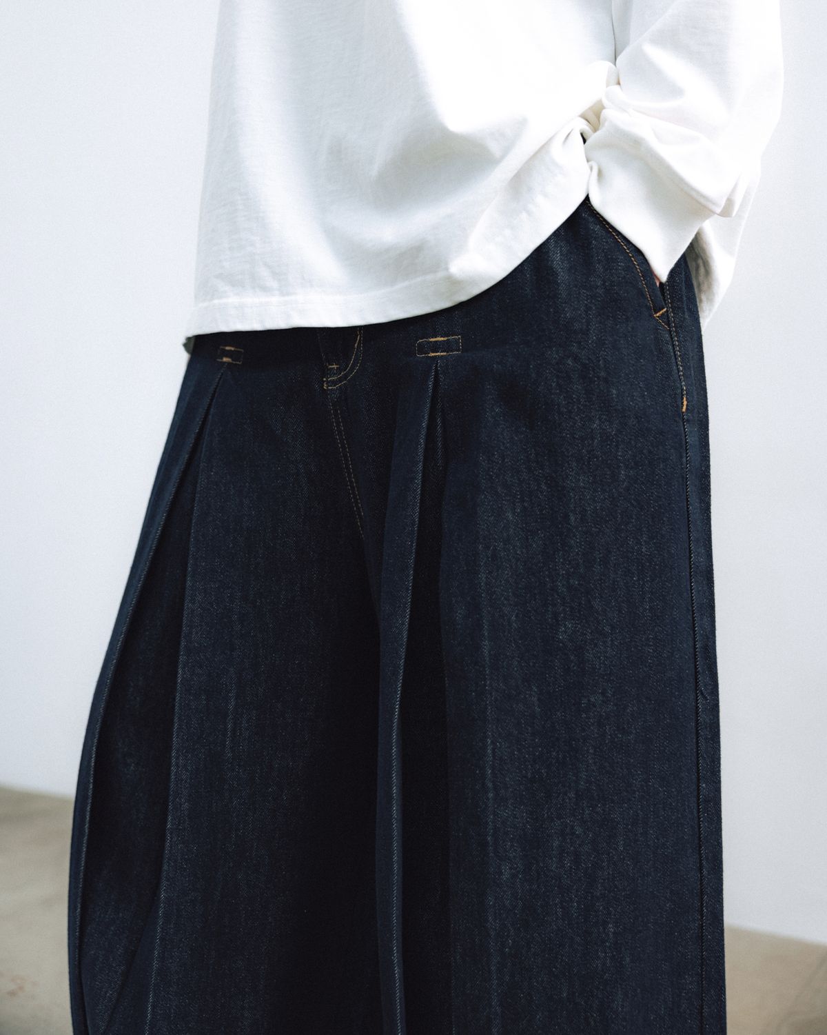 앵글런(ANGLAN) Long Tuck Wing Balloon Denim Pants - Indigo