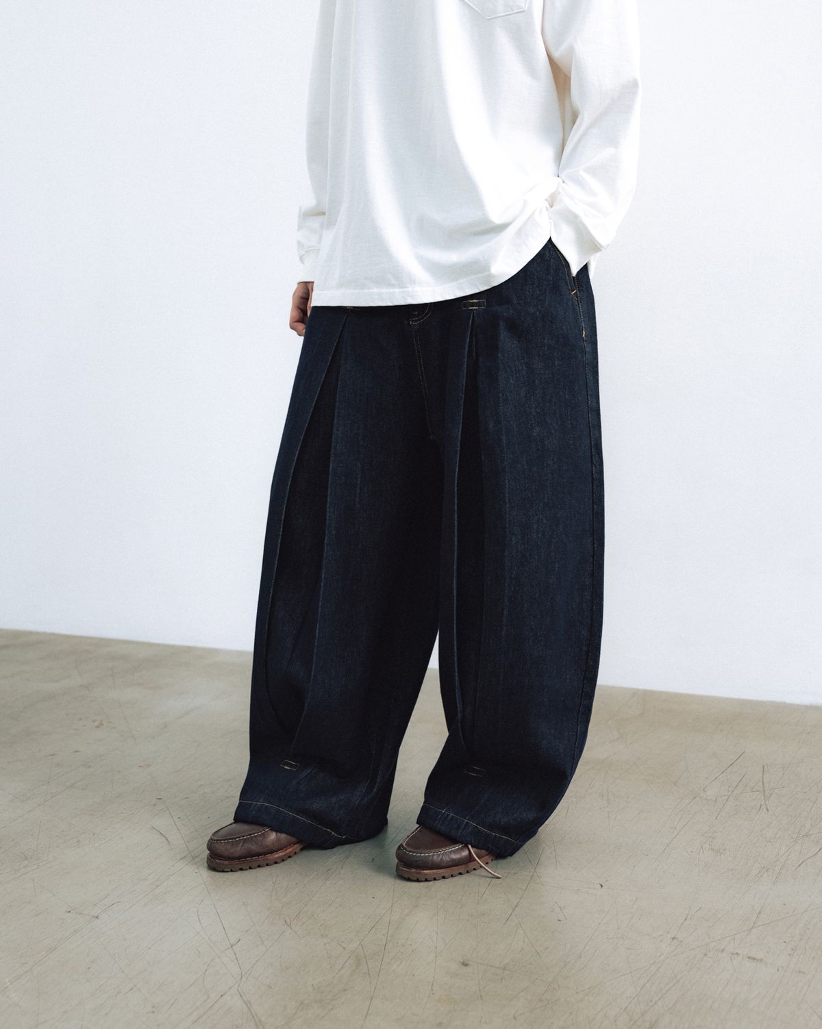 앵글런(ANGLAN) Long Tuck Wing Balloon Denim Pants - Indigo