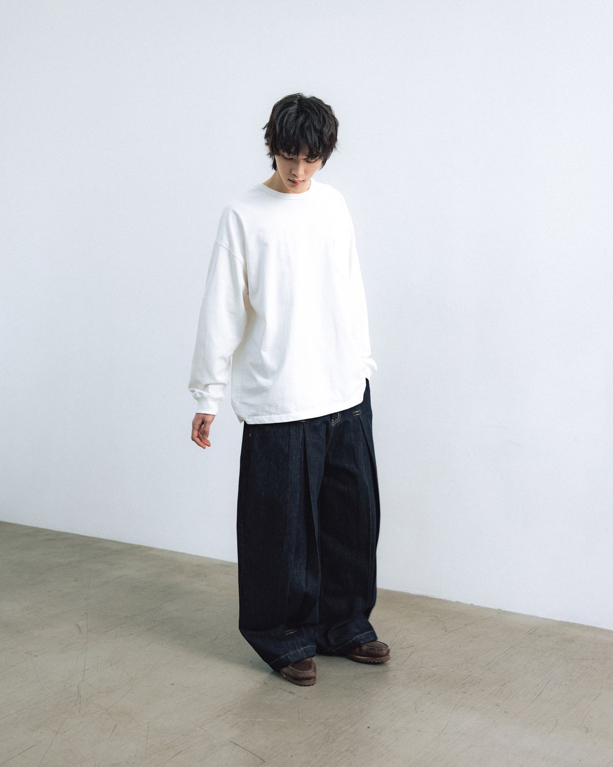 앵글런(ANGLAN) Long Tuck Wing Balloon Denim Pants - Indigo