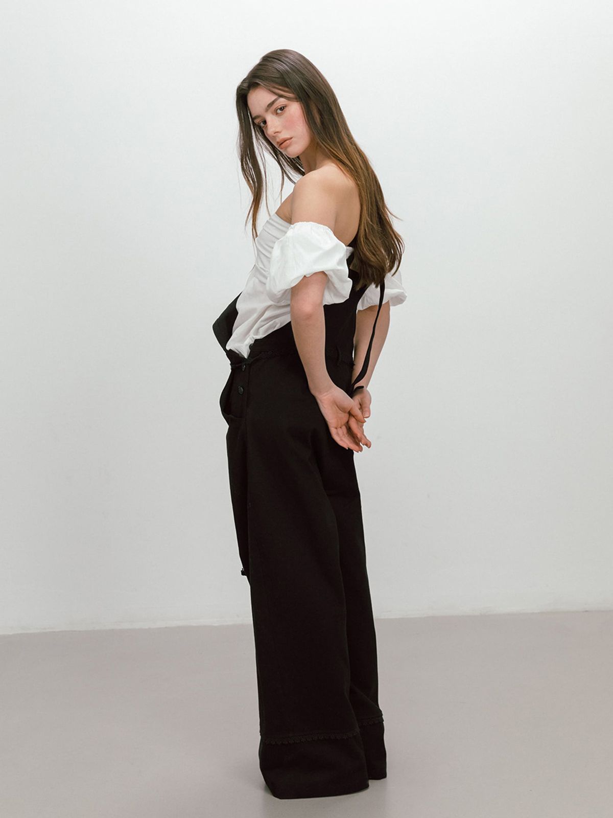 모이페어(MOIFAIRE) FLOWER LACE OVERALL / BLACK