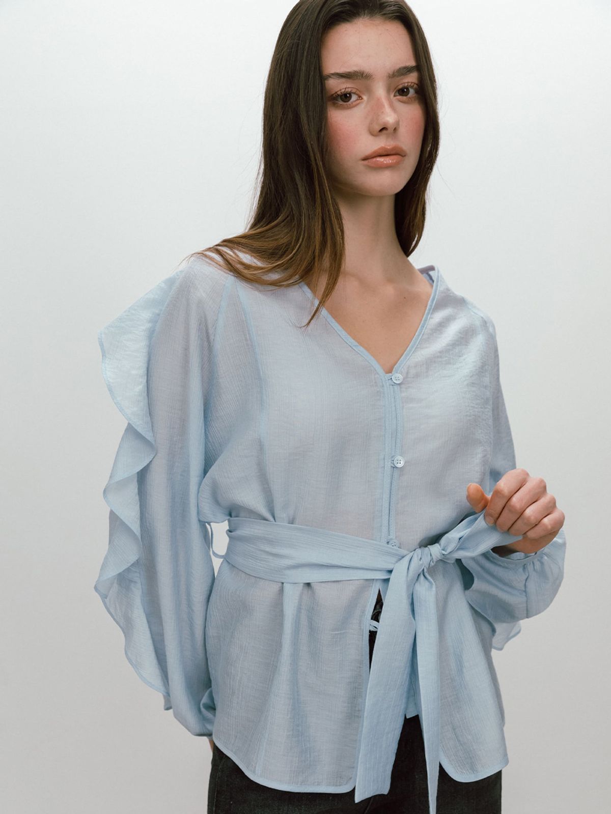 모이페어(MOIFAIRE) FRILL BELTED BLOUSE / SKYBLUE