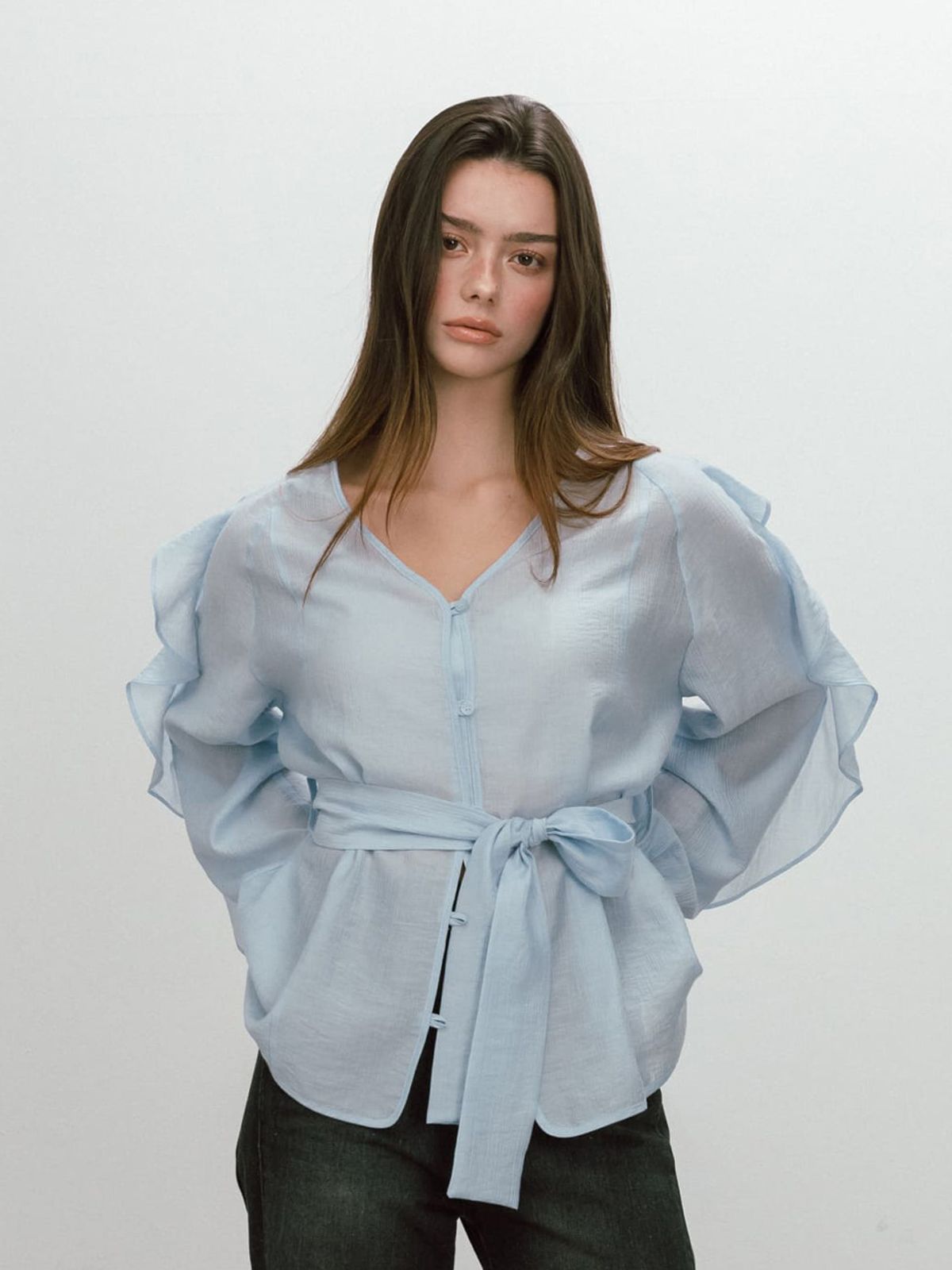 모이페어(MOIFAIRE) FRILL BELTED BLOUSE / SKYBLUE