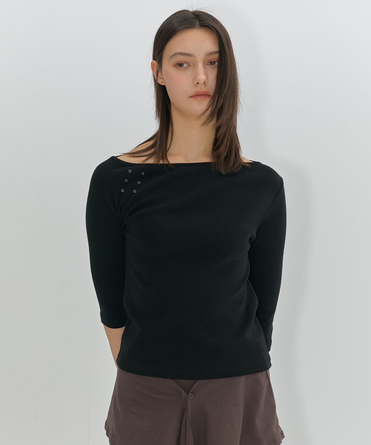 로맨티누어(ROMANTINUER) One-Shoulder Eyelet Sleeve T-Shirt (Black)