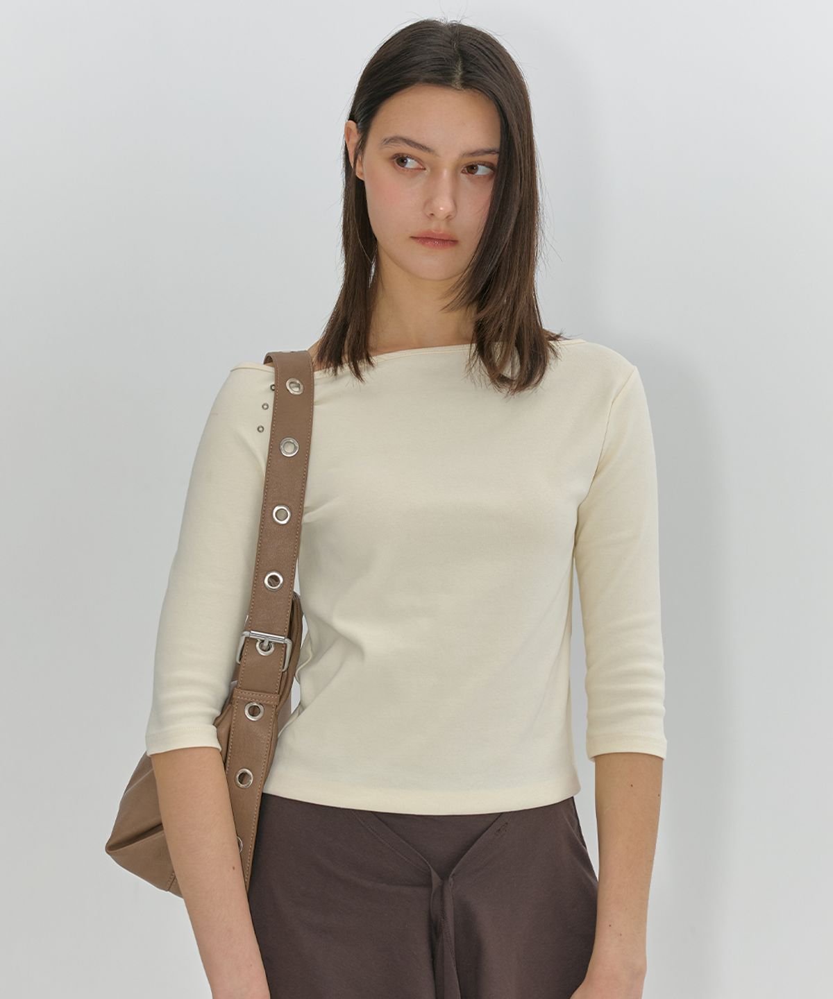 로맨티누어(ROMANTINUER) One-Shoulder Eyelet Sleeve T-Shirt (Cream)