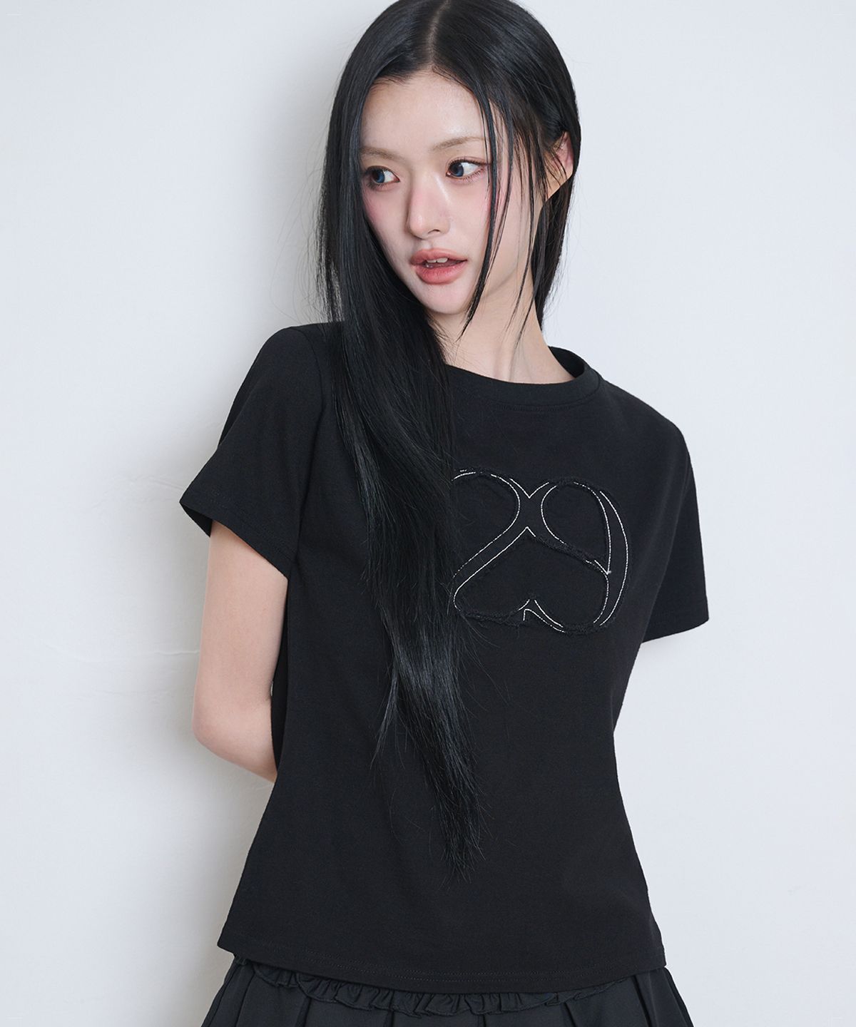 일리고(ILLIGO) 129 로고 패치 티셔츠 딥블랙