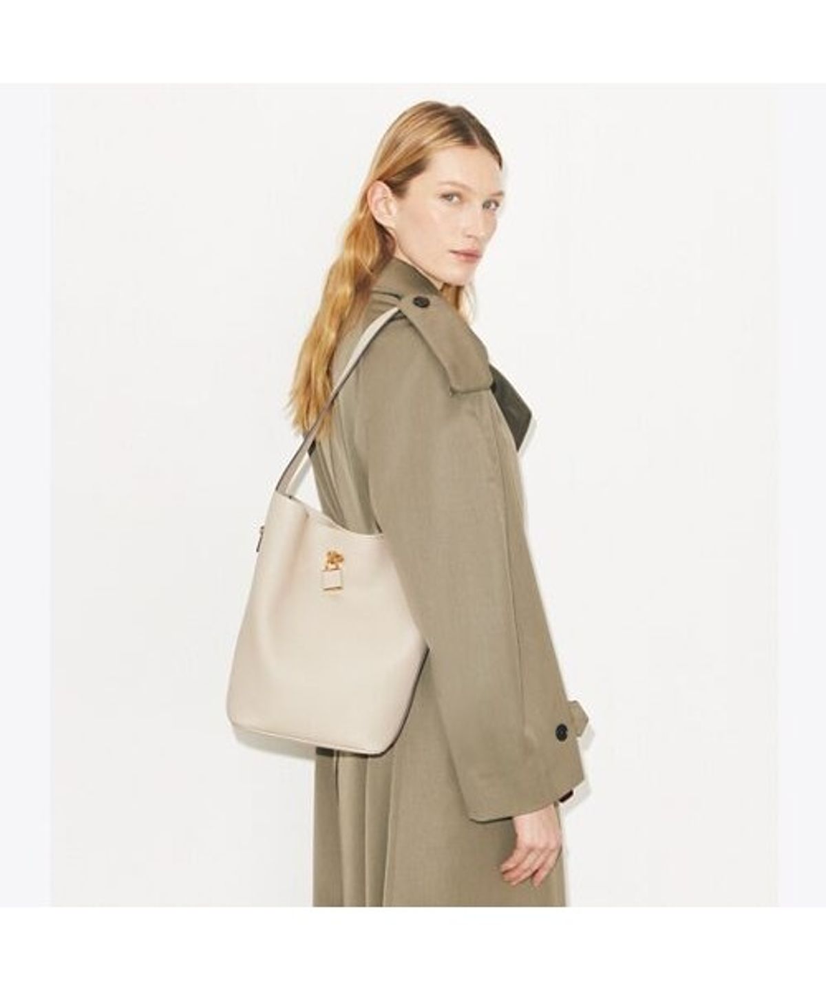 토리버치(TORYBURCH) 락 슬림 버킷백 - 라이트 스톤
