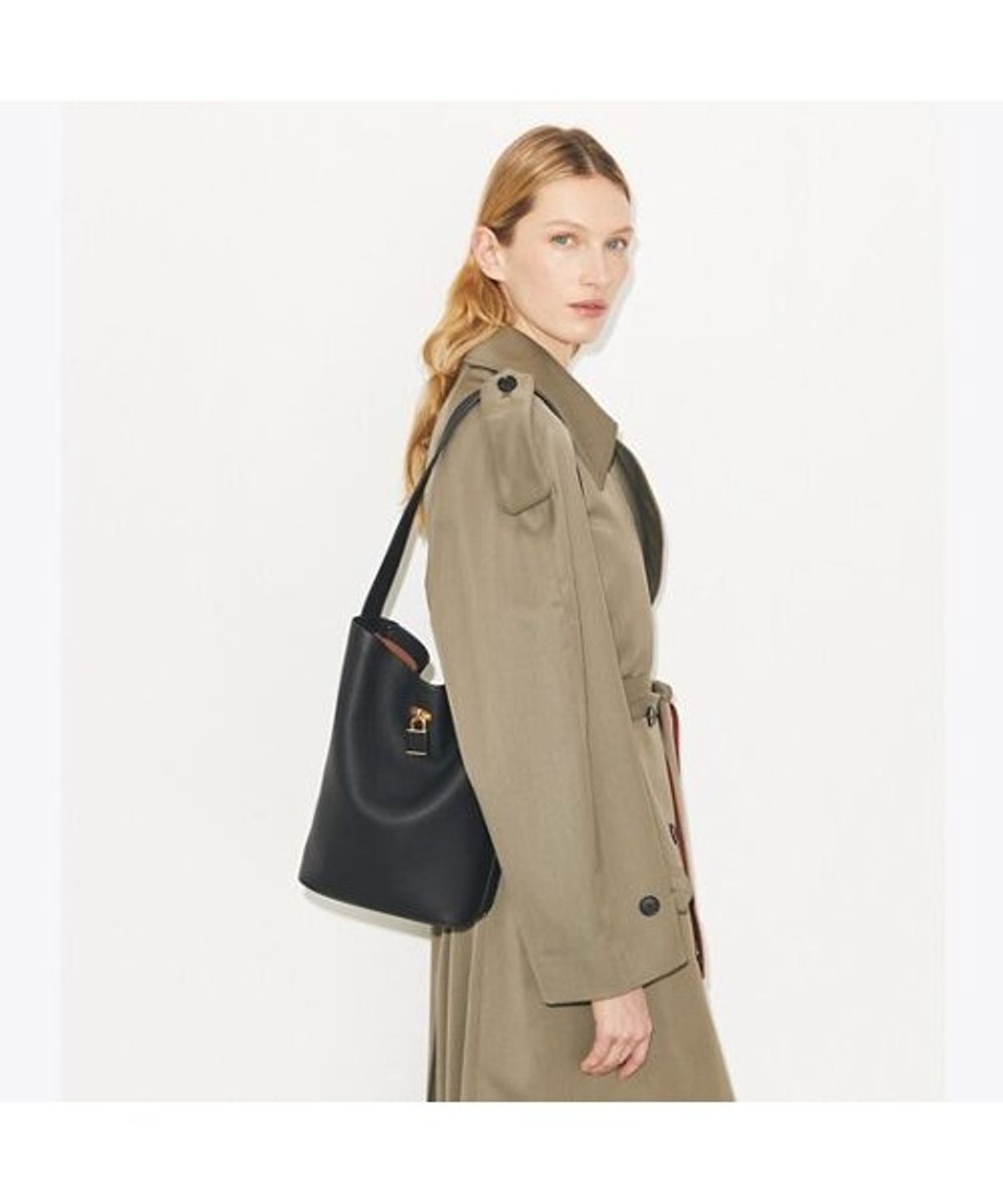 토리버치(TORYBURCH) 락 슬림 버킷백 - 블랙