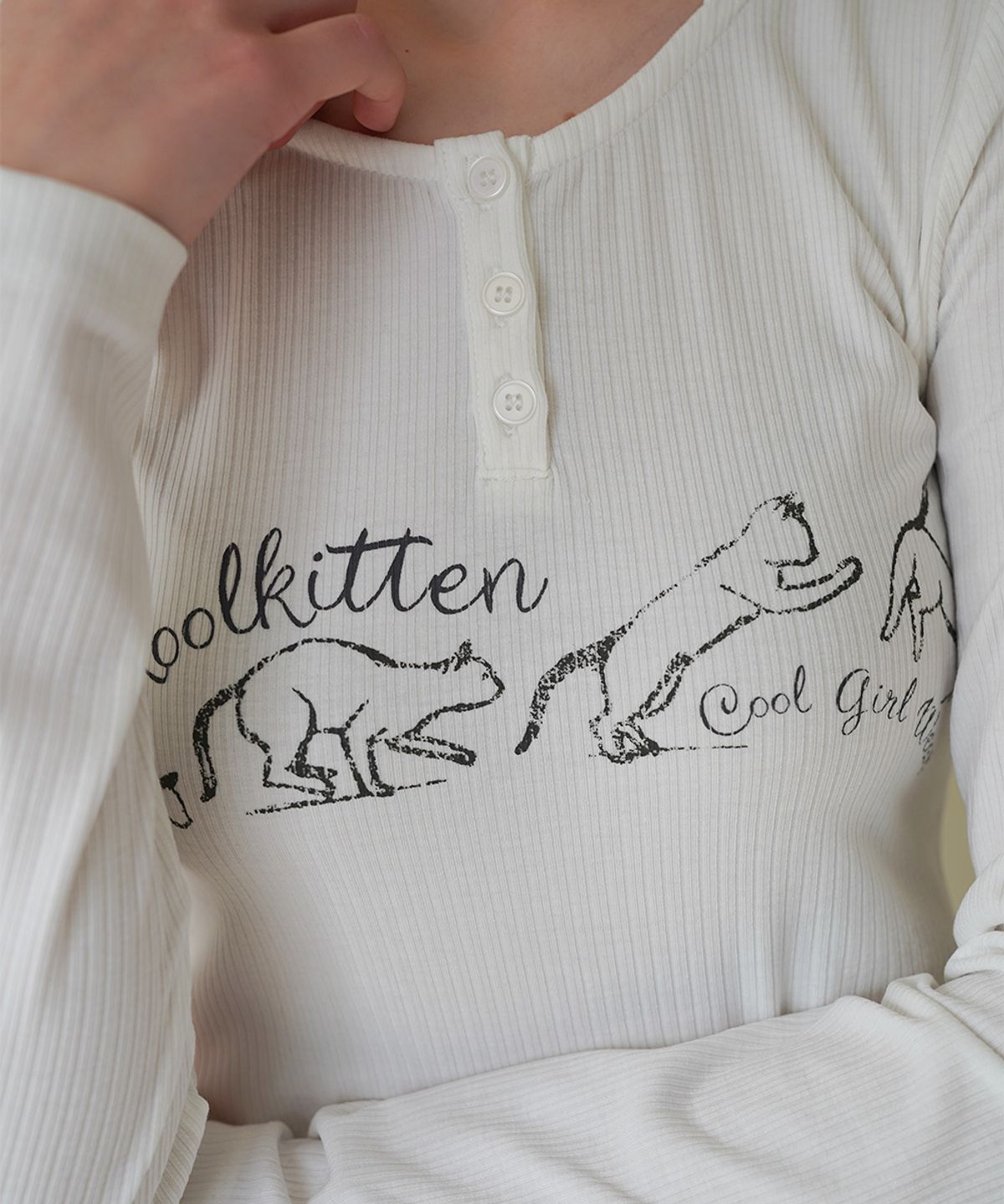 쿨키튼(KOOLKITTEN) [슬림핏/키티무드] 키티 헨리넥 리브드 후드 탑 3colors