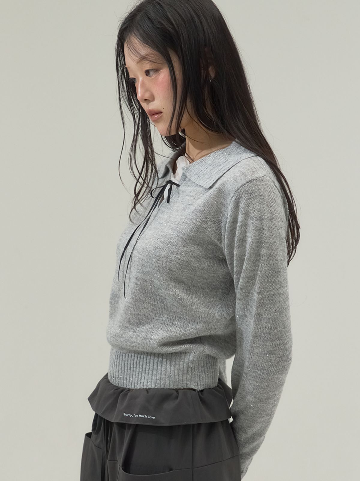 쏘리, 투 머치 러브(SORRY, TOO MUCH LOVE) Ribbon Tie Collar Knit Top_Gray
