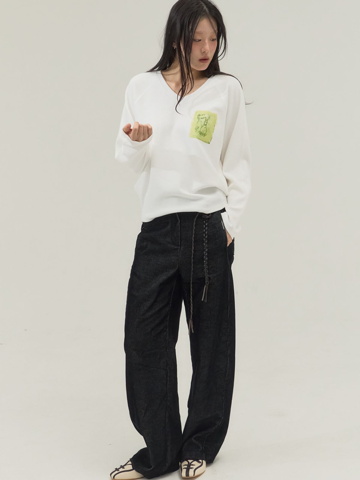 쏘리, 투 머치 러브(SORRY, TOO MUCH LOVE) Studio Sketch V-Neck Sweatshirt_White