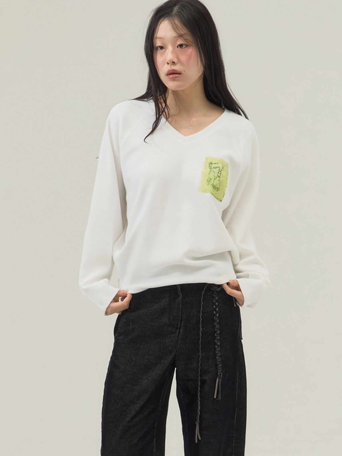 쏘리, 투 머치 러브(SORRY, TOO MUCH LOVE) Studio Sketch V-Neck Sweatshirt_White