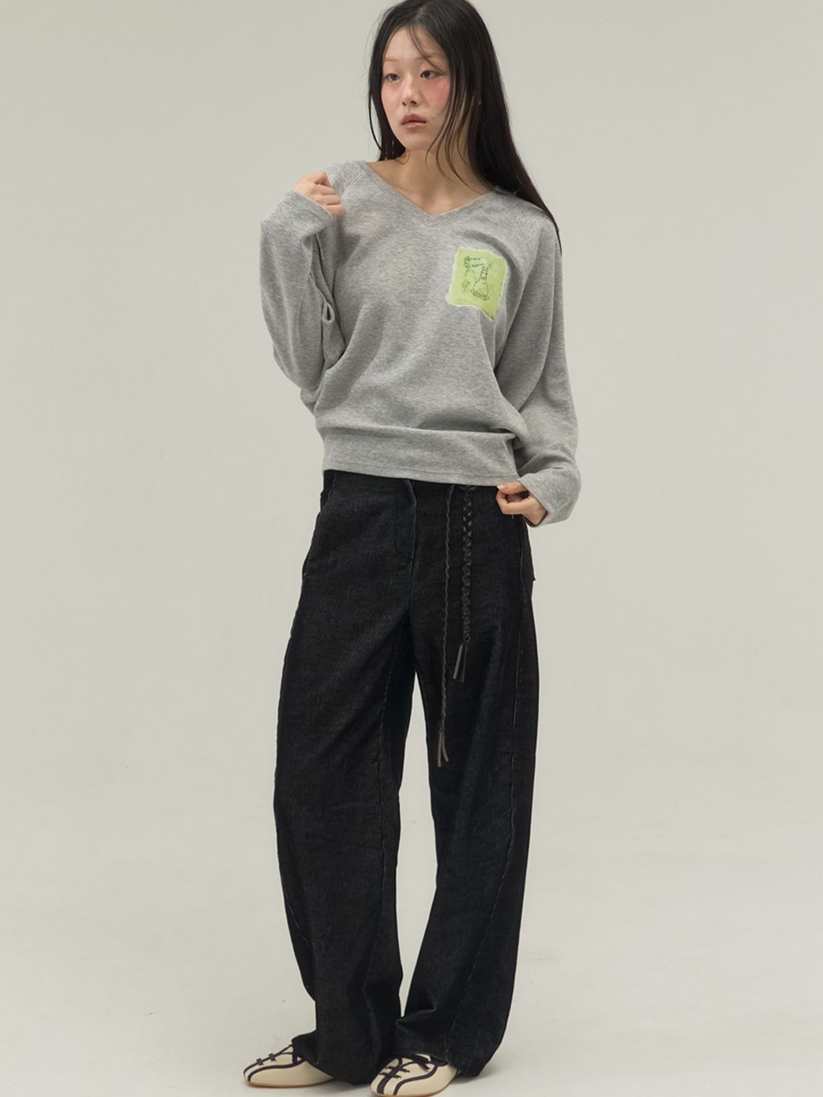 쏘리, 투 머치 러브(SORRY, TOO MUCH LOVE) Studio Sketch V-Neck Sweatshirt_Gray