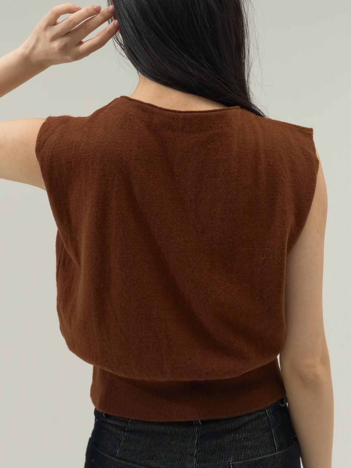 쏘리, 투 머치 러브(SORRY, TOO MUCH LOVE) Opal Glow Button V-Neck Knit Vest_Brown