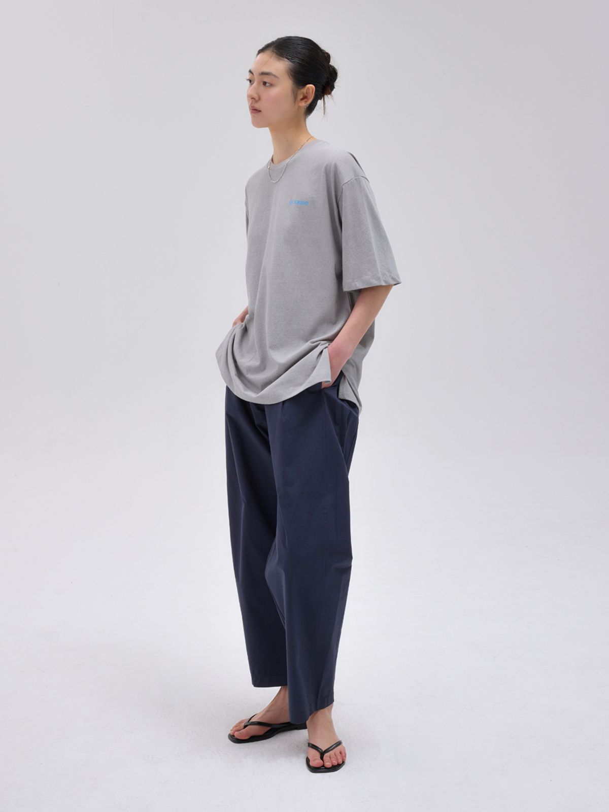 케리두(QUERIDO) 피그먼트 오버핏 시그니처 로고 티_그레이