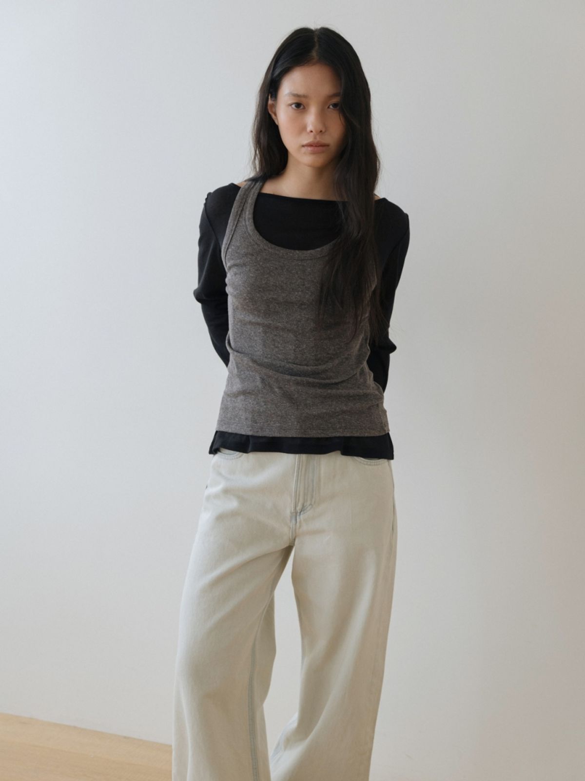 어나우트(UNNOUT) DELICATE SCOOP NECK SLEEVELESS SHIRT CHARCOAL