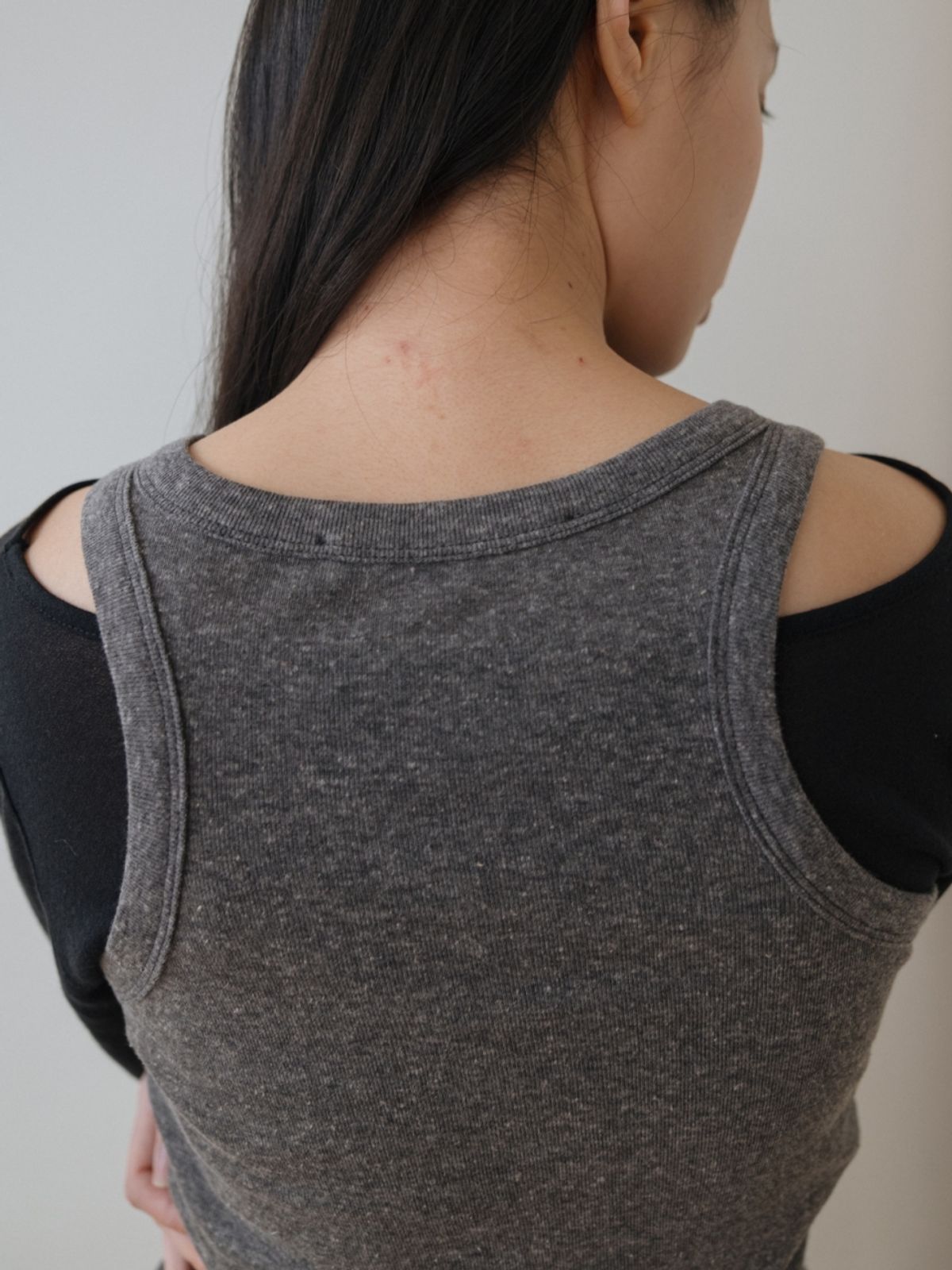 어나우트(UNNOUT) DELICATE SCOOP NECK SLEEVELESS SHIRT CHARCOAL