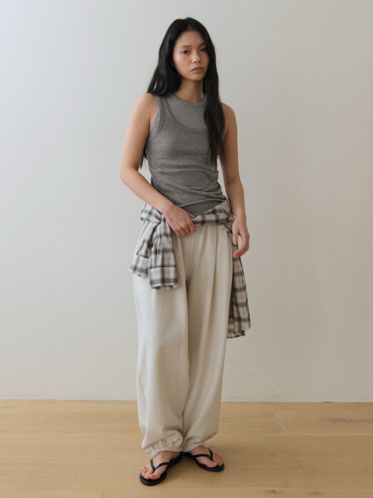 어나우트(UNNOUT) DELICATE SCOOP NECK SLEEVELESS SHIRT GREY