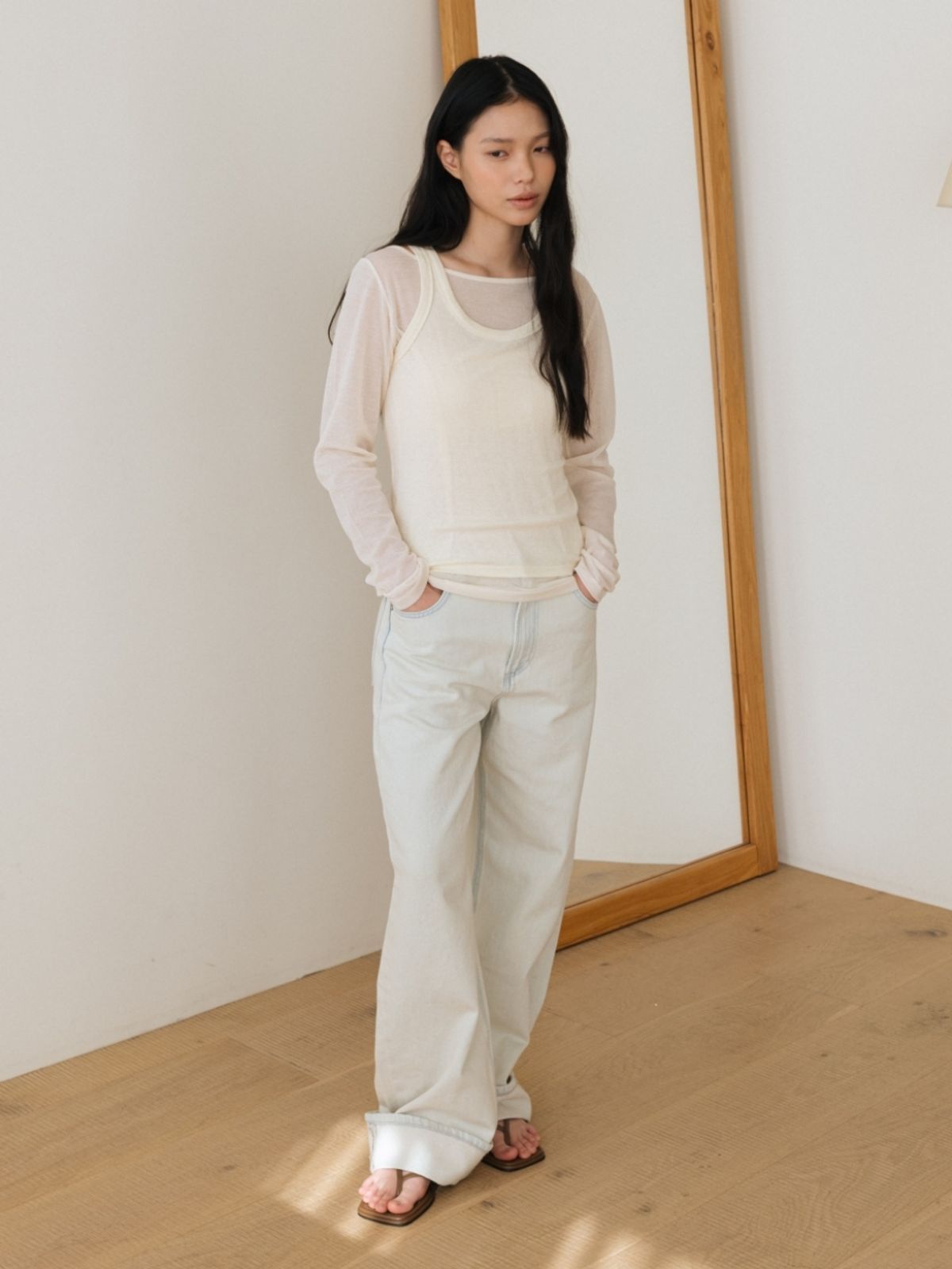 어나우트(UNNOUT) DELICATE SCOOP NECK SLEEVELESS SHIRT CREAM
