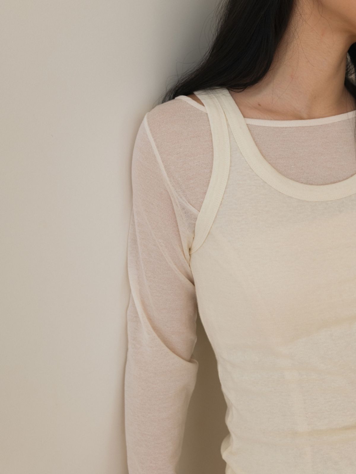 어나우트(UNNOUT) DELICATE SCOOP NECK SLEEVELESS SHIRT CREAM