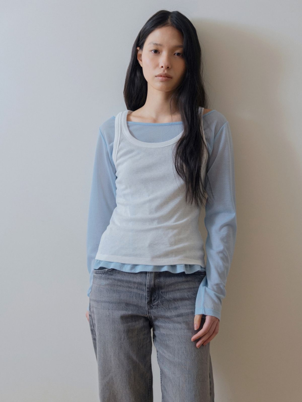 어나우트(UNNOUT) DELICATE SCOOP NECK SLEEVELESS SHIRT WHITE