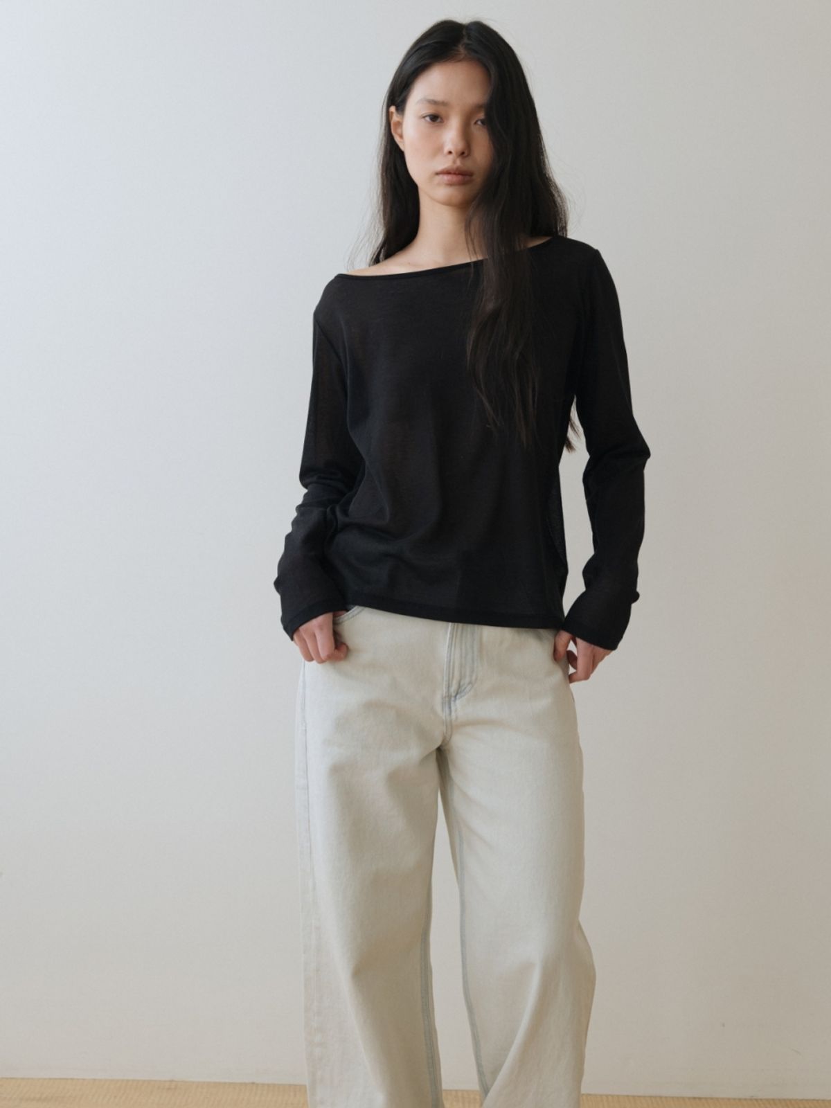 어나우트(UNNOUT) WIDE NECK SHEER T-SHIRT BLACK