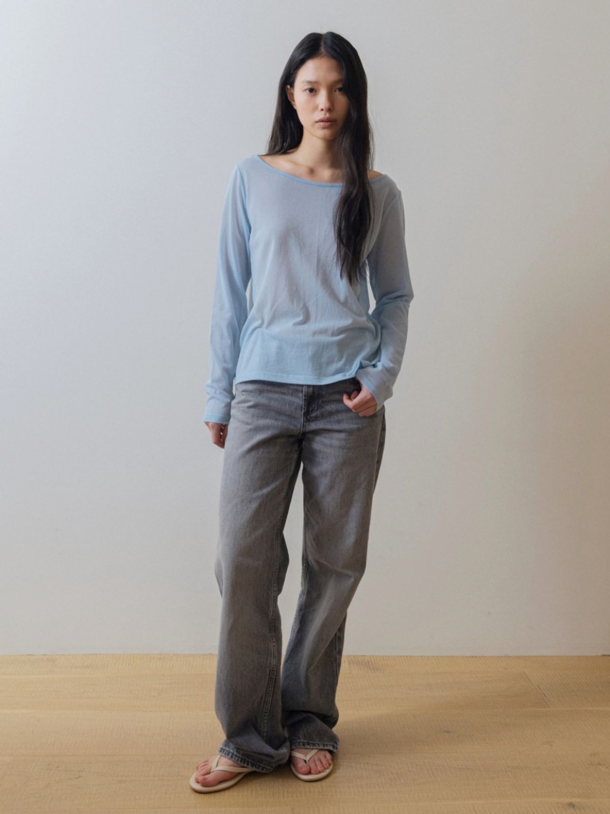 어나우트(UNNOUT) WIDE NECK SHEER T-SHIRT SKY