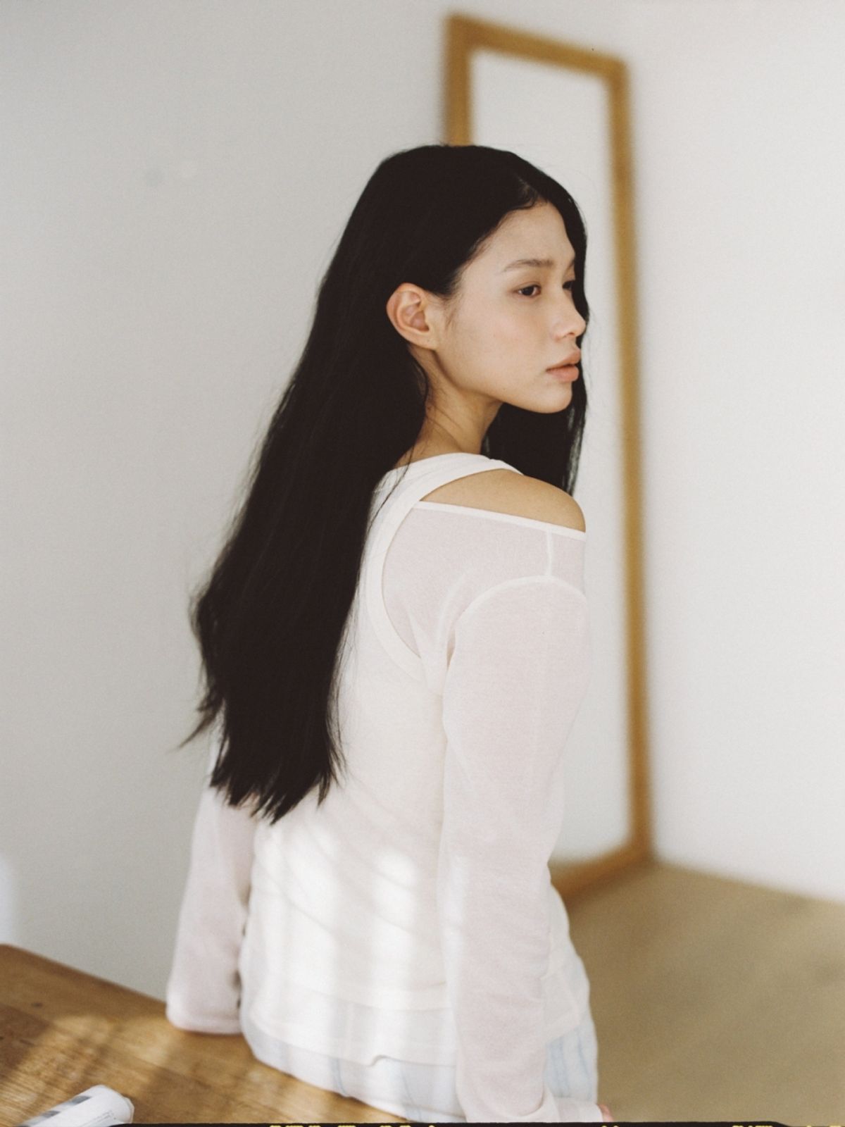 어나우트(UNNOUT) WIDE NECK SHEER T-SHIRT CREAM