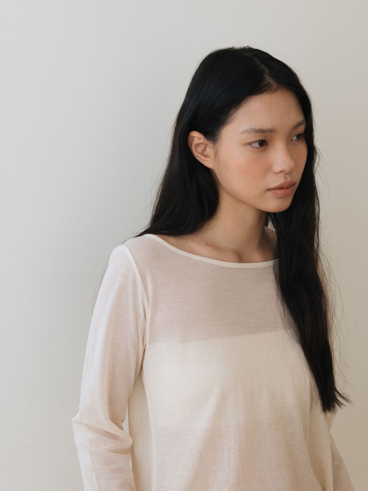 어나우트(UNNOUT) WIDE NECK SHEER T-SHIRT CREAM