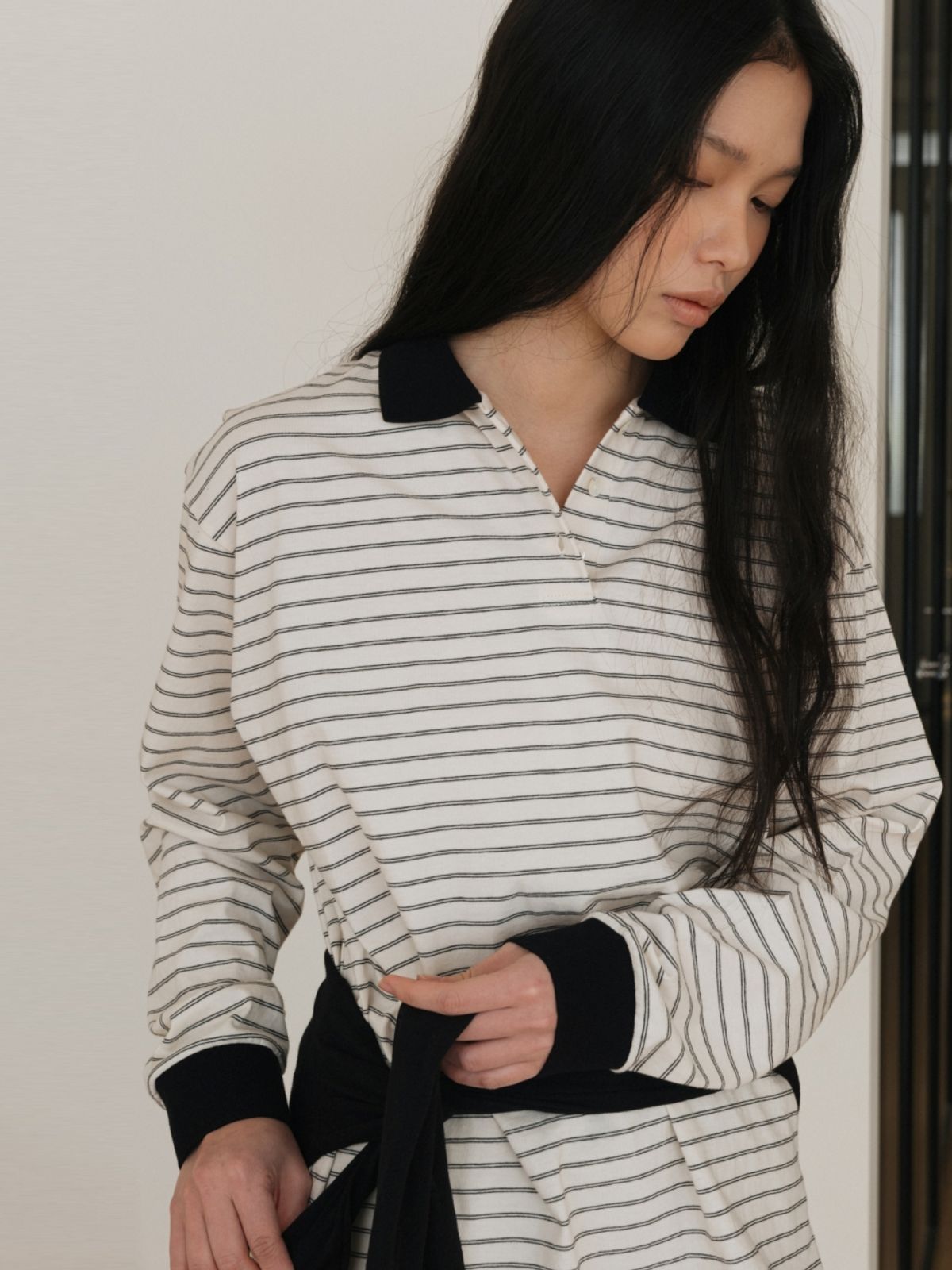 어나우트(UNNOUT) MINIMAL COLLARED T-SHIRT BLACK