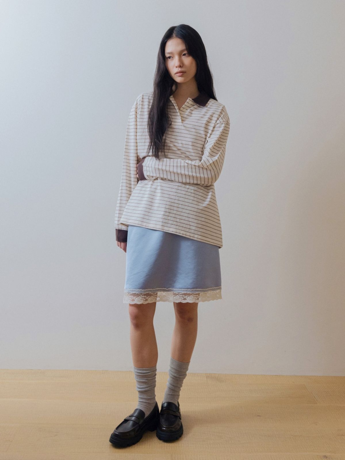 어나우트(UNNOUT) SILKY LINGERIE SKIRT SKY