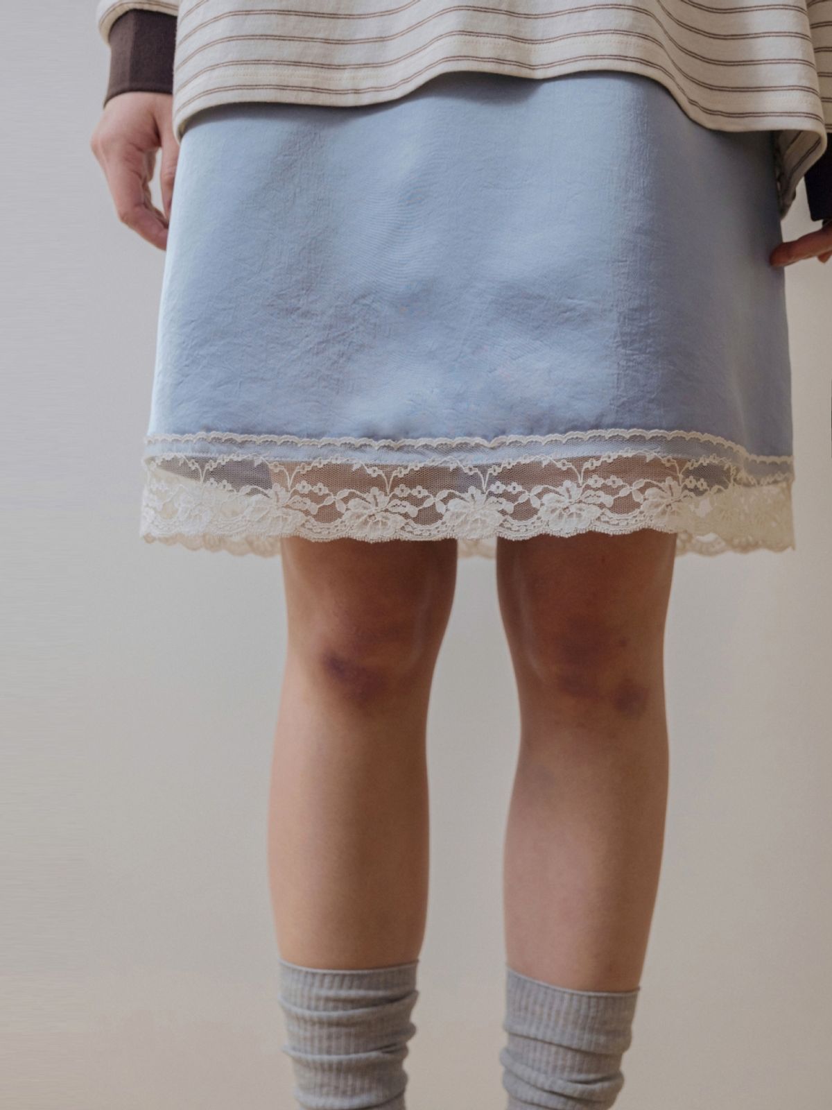 어나우트(UNNOUT) SILKY LINGERIE SKIRT SKY