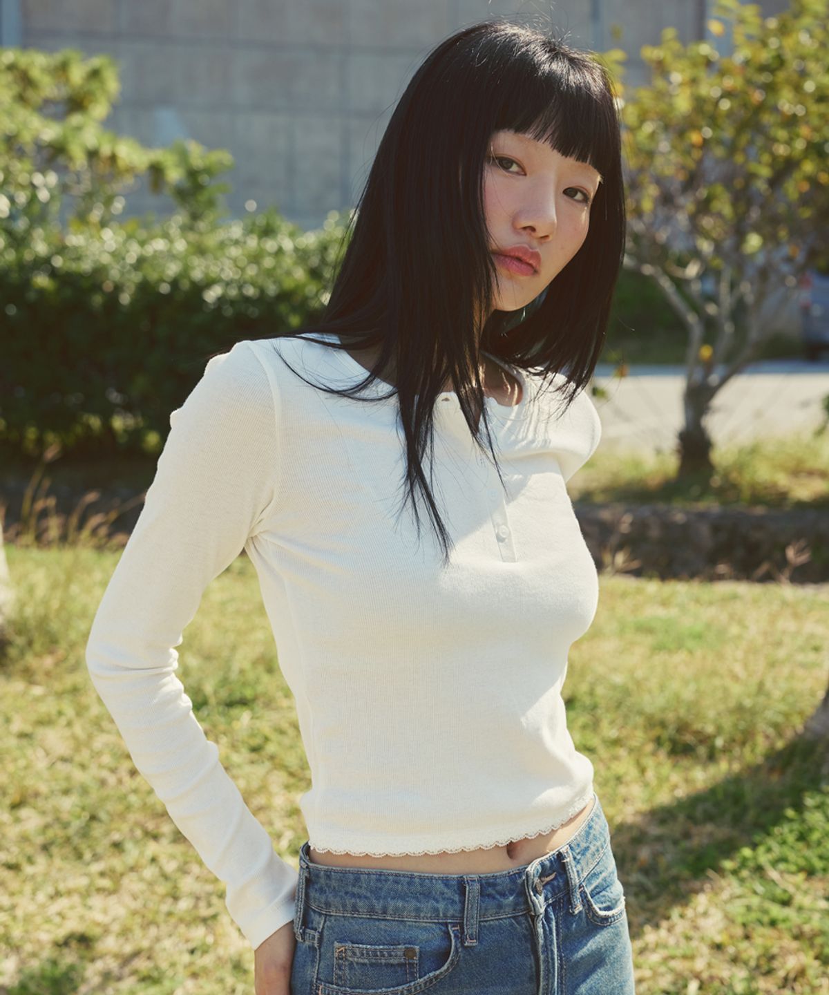 애프터아워즈(AFTERHOURS) HENLEY NECK LACE HEM T-SHIRT (WHITE)